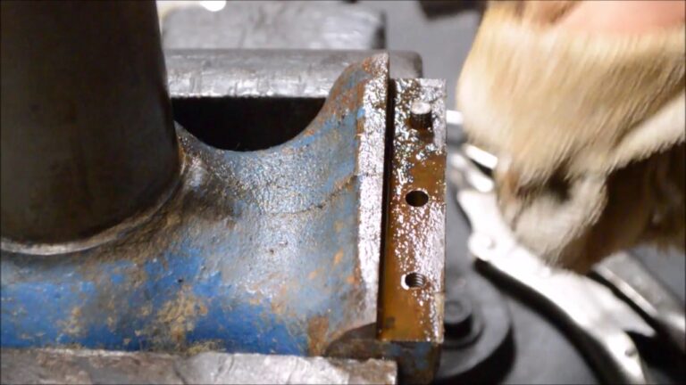 Breaking the Rust Barrier: Your Guide to Perfectly Applying Penetrating Oil on Stuck Bolts